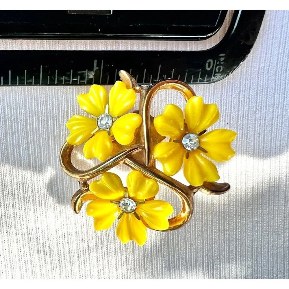 Trifari Yellow Floral Clip-On Earrings With Rhinestones Vintage 1950s - Picture 8 of 9